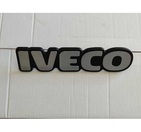 Sigla frontale "IVECO"...